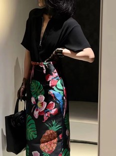 2023夏季新款女装圆领针织棉黑色T恤+菠萝粉花鸟印花短裤中裤套装