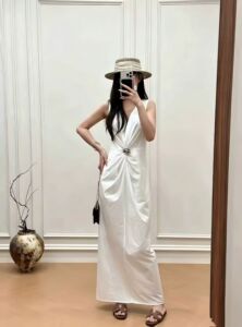 2026夏新款时尚气质优雅百搭V领无袖修身收腰简约小金扣连衣裙女