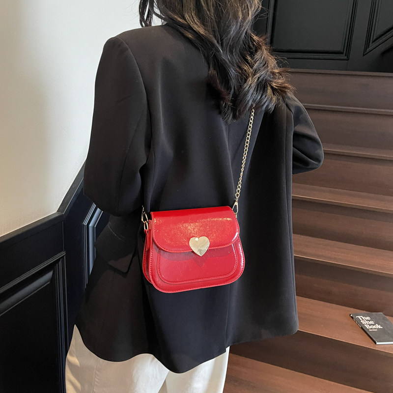 2026新款韩系简约纯色爱心时尚精致洋气斜挎小方包马鞍包链条女包