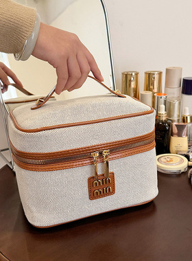 新款化妆包大容量化妆品收纳包高级金属标洗漱包袋