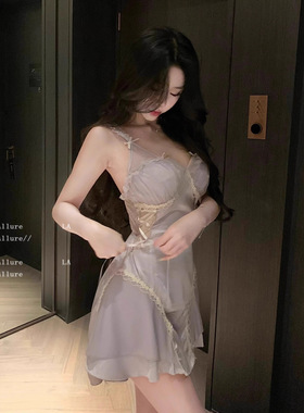 西诗 我见尤伶*带胸垫蕾丝法式纯欲性感深V领缎面显瘦修身连衣裙