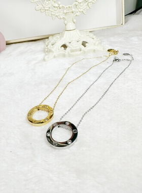 欧美轻奢圆形水钻大饼项链潮流时尚钢印款圆圈情侣洋气钛钢不掉色