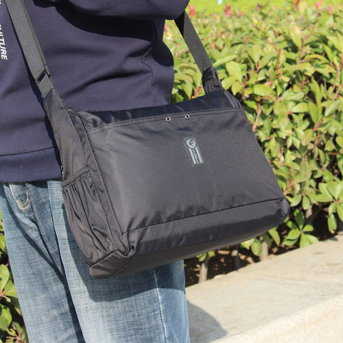 休闲旅游大容量超厚男士斜挎包