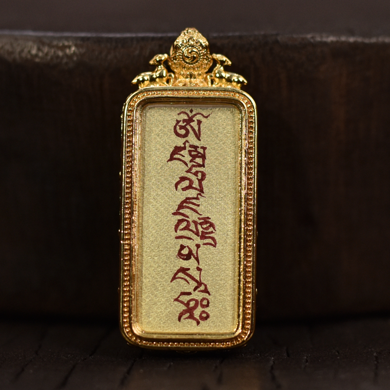 新款小方条黄CC心咒吊坠