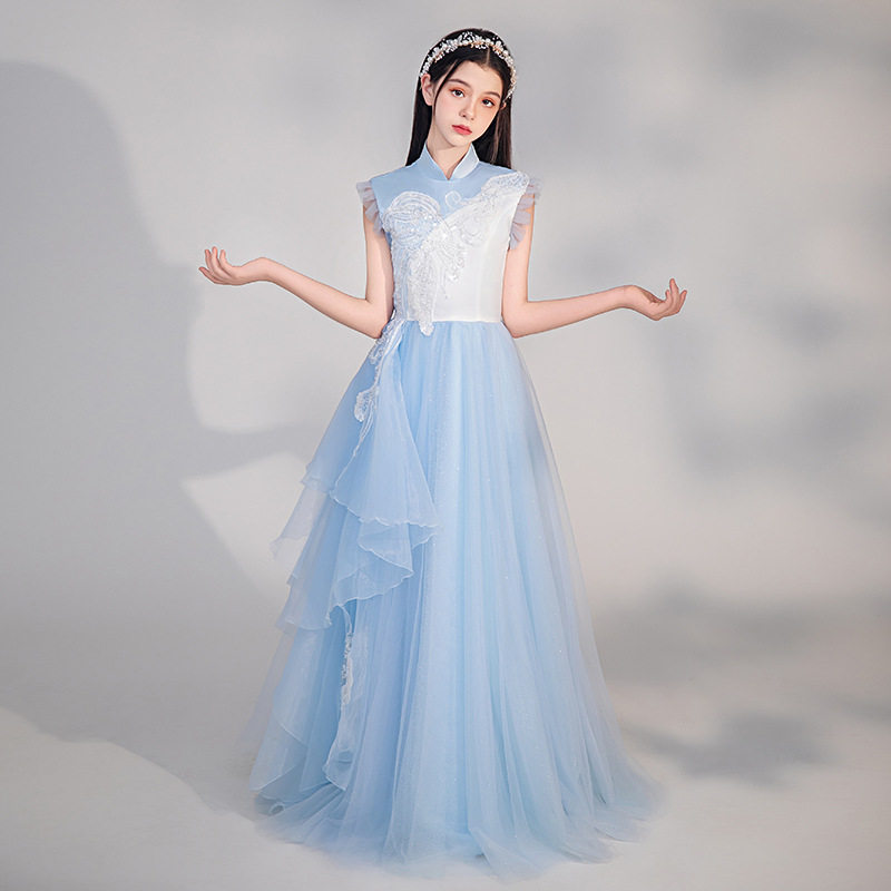 走秀礼服女孩国风古筝民乐演奏图片