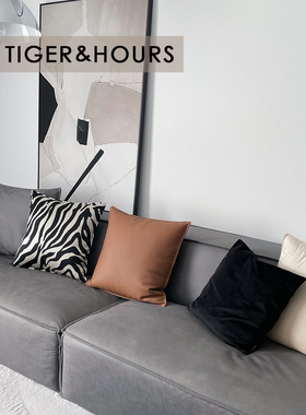 设计师样板间浅灰黑棕色沙发搭配品质斑马纹焦糖色皮黑抱枕靠垫