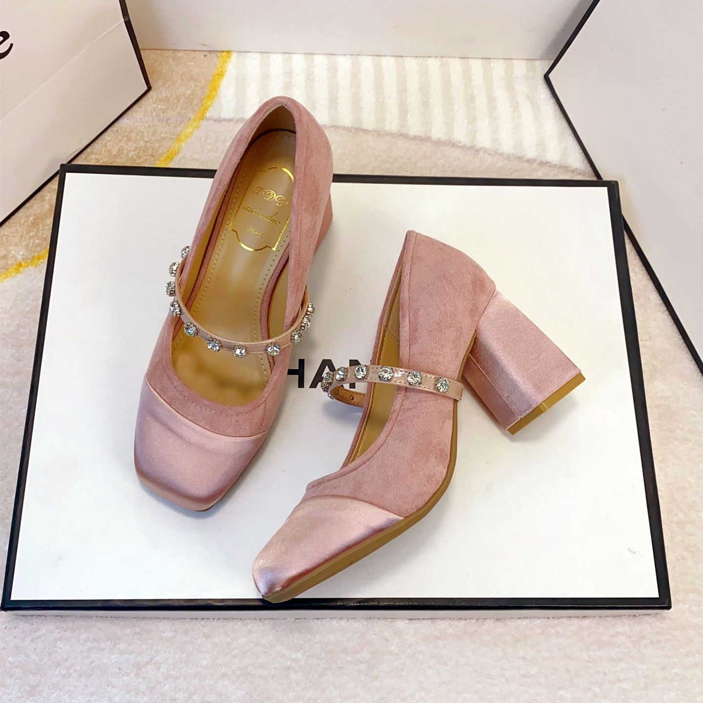 甜美风水钻一字扣方头玛丽珍鞋女粗跟绒面绸缎浅口单鞋粉色高跟鞋