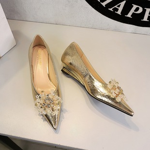 韩版金色坡跟单鞋女手抓纹皮尖头低跟百搭浅口亮面水钻花平底婚鞋