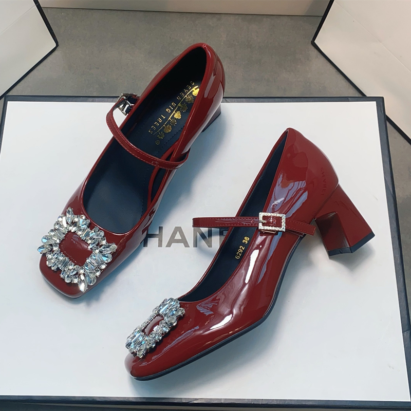 法式方头水钻方扣女亮面粗跟单鞋