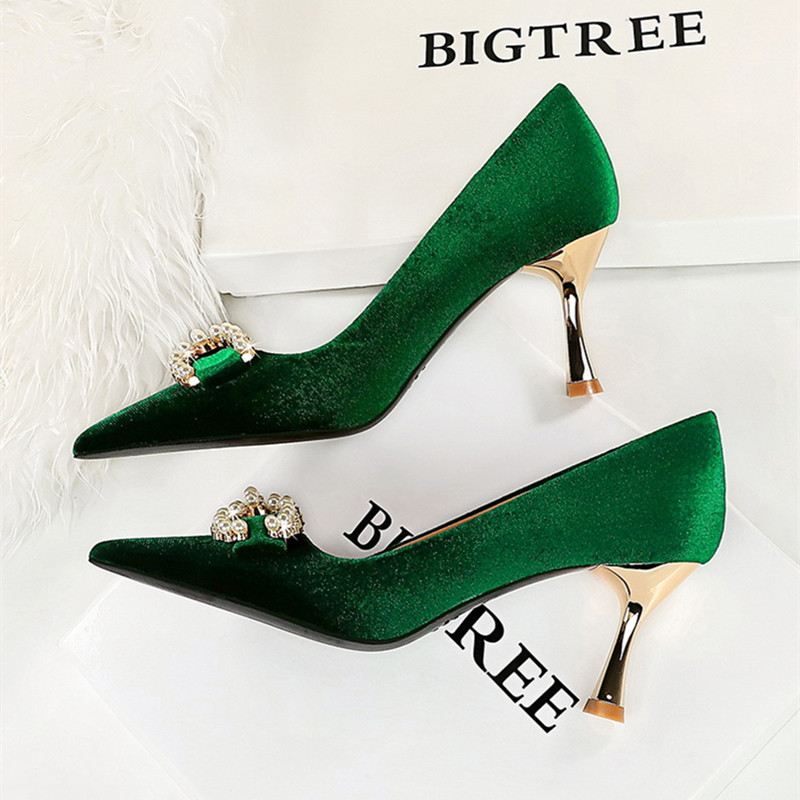 赫本风珍珠扣高跟鞋女西施绒面浅口尖头绿色金属水钻法式细跟单鞋