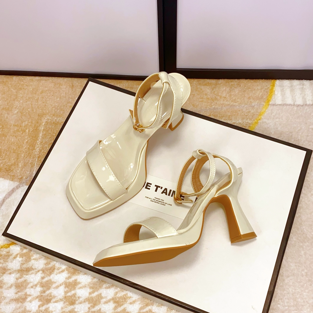 法式方头一字扣带高跟鞋女粗跟亮面漆皮简约米白色防水台露趾凉鞋