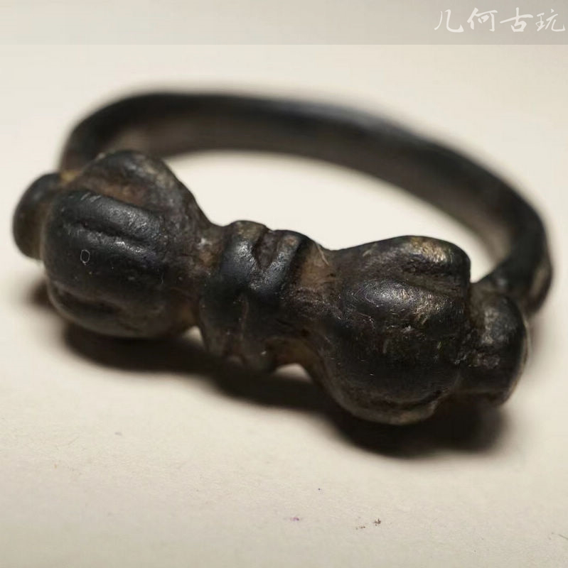 【几何】西藏明代黑漆古天铁托甲多吉金刚杵戒指 力度好 包老3873