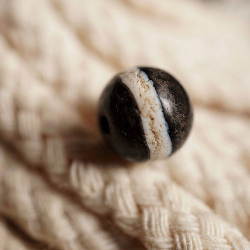 千年一线镶蚀药师珠9.4mm 满灰皮千年天珠旁系玛瑙黑白分明老珠子
