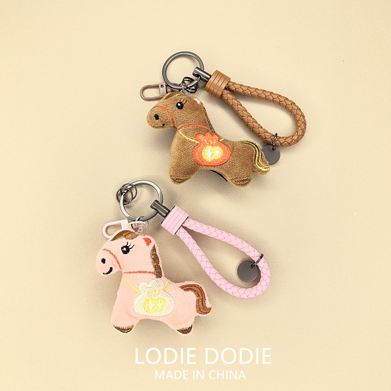 马上有钱汽车钥匙扣挂件简约个性男女情侣毛绒挂饰高级感卡通链绳