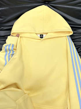 嫩黄色三条杠连帽卫衣女秋冬潮牌设计感宽松大码加绒加厚套头上衣