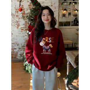 胖MM显瘦新年红小马印花上衣潮 大码 高级感正肩长袖 卫衣女秋冬新款