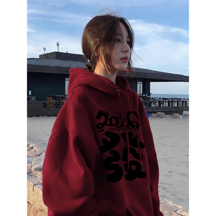 加绒加厚宽松大码 2026新款 字印花连帽卫衣女冬季 发 上衣 酒红色