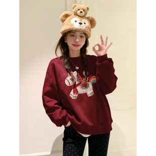 正肩酒红色圆领卫衣女加绒小马印花宽松百搭新年红时髦长袖 上衣潮