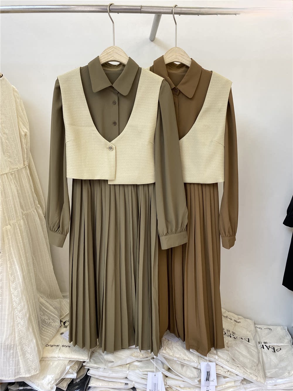 2022秋新款链条翻领松紧腰百褶中长款连衣裙配小香风马甲套装女