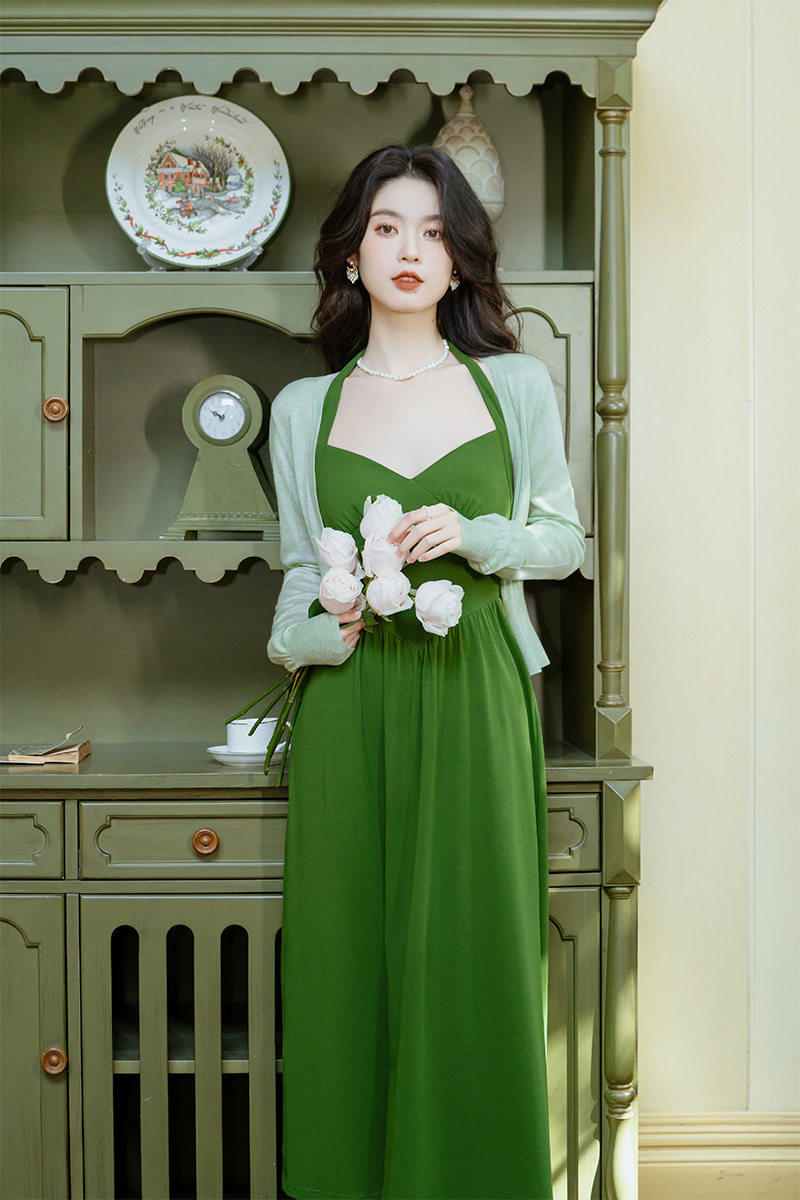 grace zala绿色挂脖连衣裙女2024秋新款复古质感配开衫套装