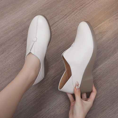 真皮圆头坡跟软底时尚深口单鞋女