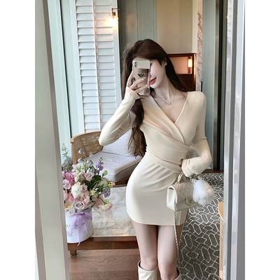 法式纯欲修身V领打底连衣裙子女设计感小众收腰气质包臀短裙冬季