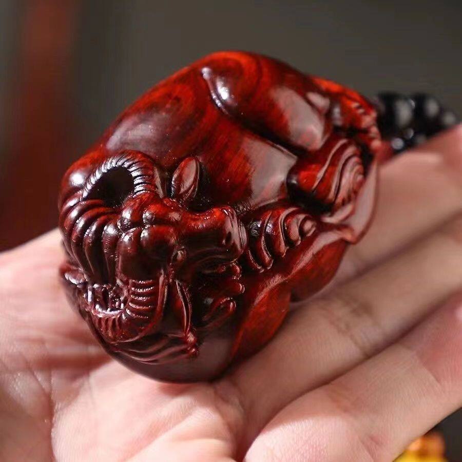 紫檀荷叶牛生肖动物手把件扭转乾坤牛气冲天绿檀木随身把玩转运