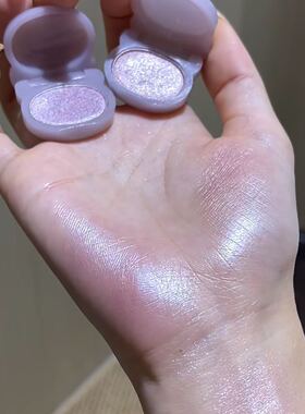 这个水光紫细闪mini鼻嘎小熊眼影好曼妙!淡淡鸢尾紫带灰色底紫闪