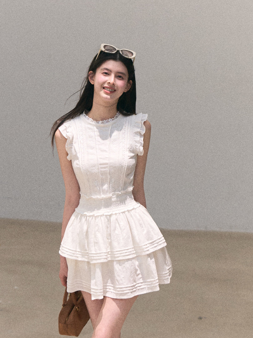 Woman wearing a white ruffled sleeveless dress