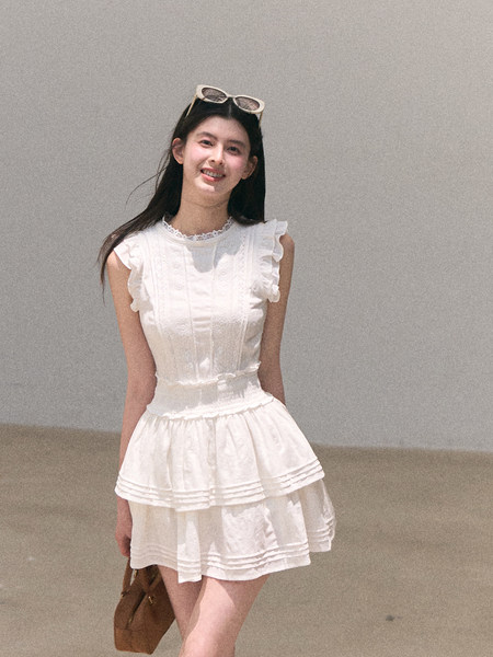 Woman wearing a white ruffled sleeveless dress