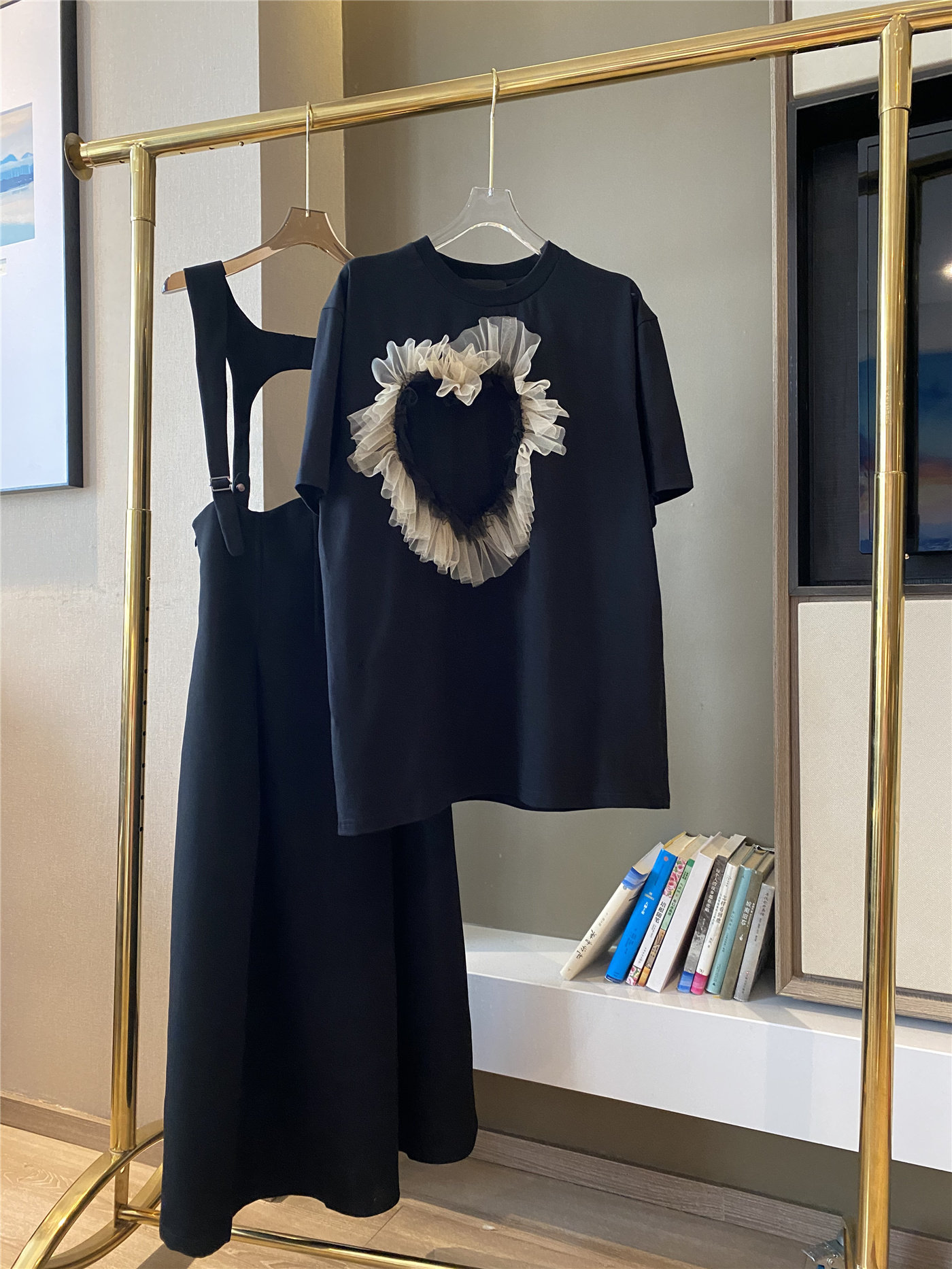 apple姐姐2021款街头潮搭设计法式背带连衣裙