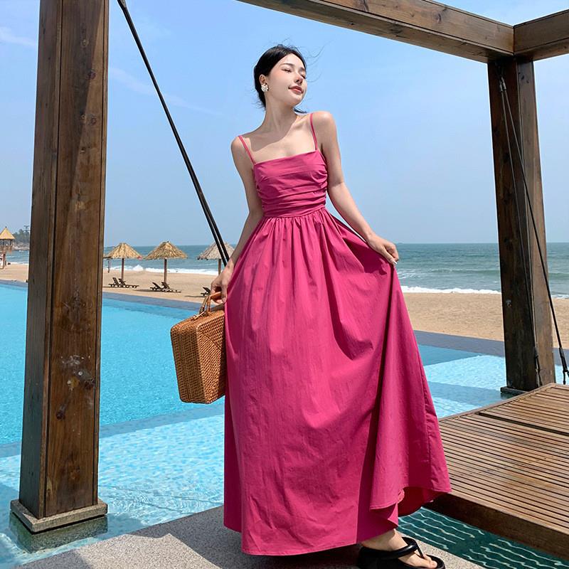 玫红色吊带连衣裙子女夏季2025新款茶歇法式收腰显瘦海边度假长裙