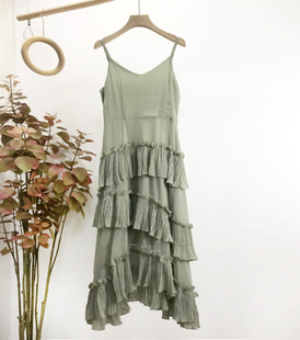 十三行女装小众设计感吊带裙2025夏季新款韩版气质开叉蛋糕连衣裙