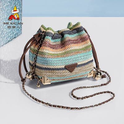 稻草人包包女新款夏季斜挎包小众时尚彩虹色水桶包单肩包编织女包