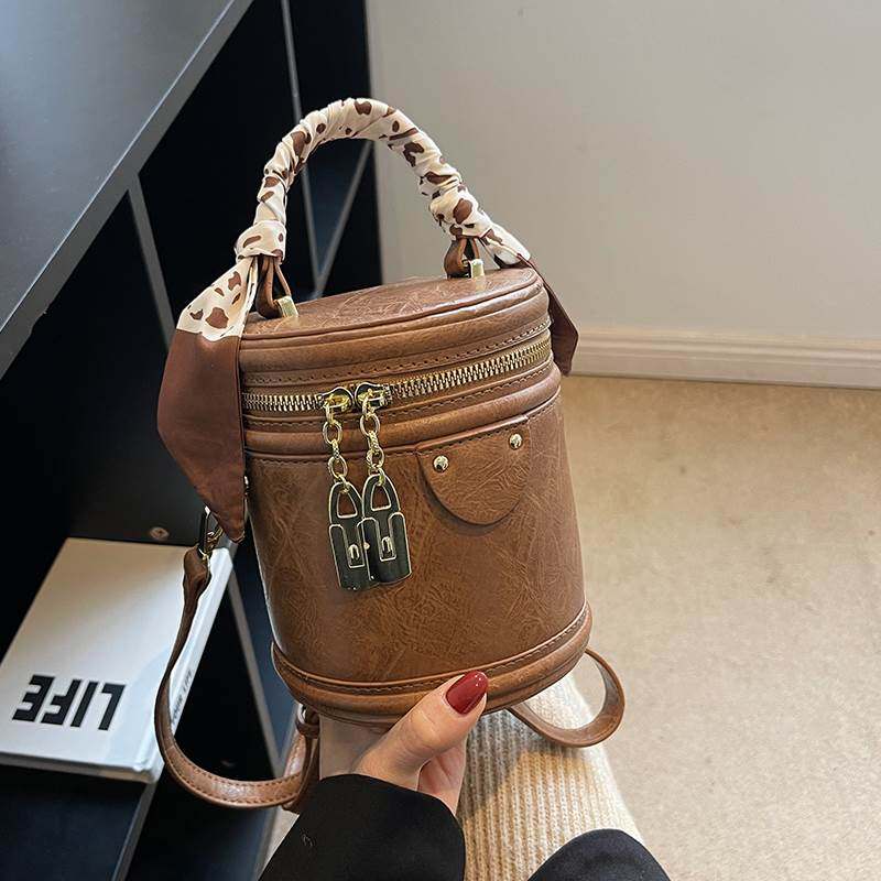 小众手提水桶包女2025新款高级感时尚小拎包覆古圆筒包单肩斜挎包,箱包皮具/热销女包/男包,水桶包,淘宝优惠券,粉丝福利购,淘宝优惠卷