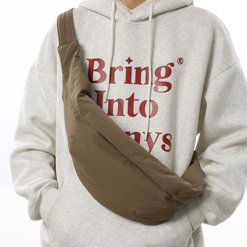 日系轻便法棍包随身百搭斜挎包多功能胸包女日系时尚牛角包潮单肩