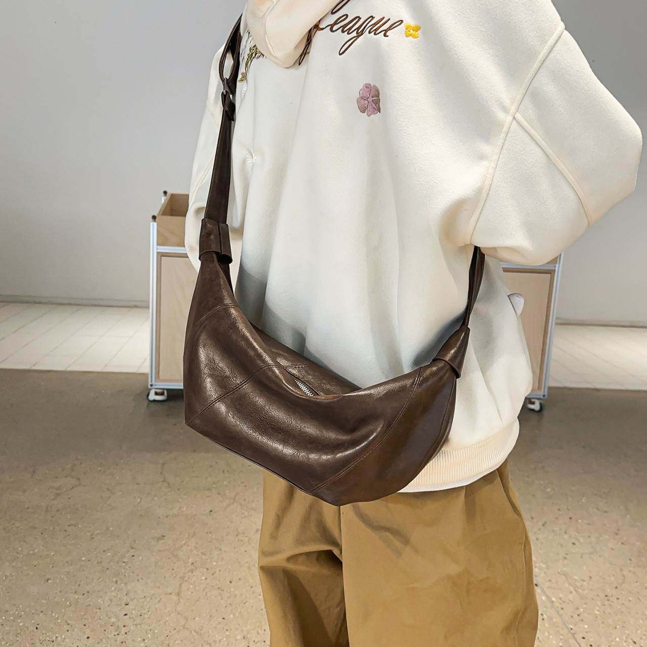 斜挎包男女2026新款大容量托特包慵懒风牛角饺子包软皮上班通勤包,箱包皮具/热销女包/男包,托特包,淘宝优惠券,粉丝福利购,淘宝优惠卷