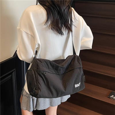 日系轻便休闲尼龙布包女大容量2025新款出差短途旅行托特包斜挎包