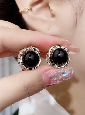 气质黑色珍珠耳环耳扣女高级感时尚圆形红豆银针耳钉复古港风耳饰