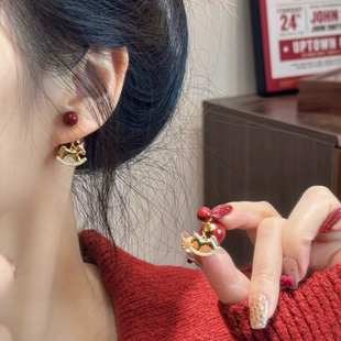 新年前后戴红色大小珍珠金色小马耳坠耳环秋冬耳钉高级感轻奢耳饰