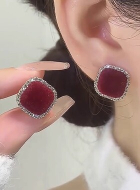 925银针秋冬酒红色植绒方形镶钻耳钉轻奢高级感耳环气质新年耳饰
