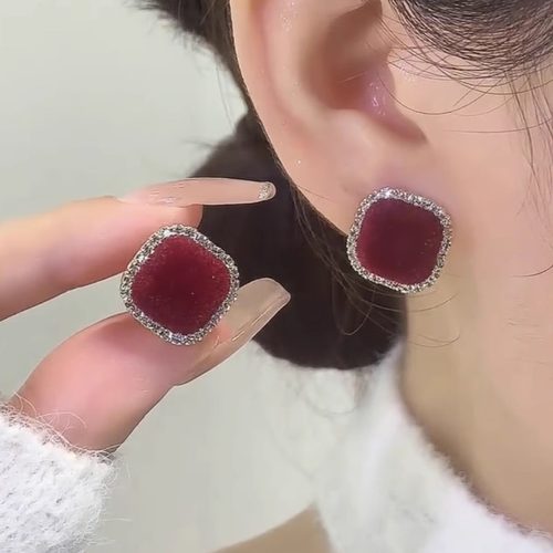 银针秋冬酒红色植绒方形镶钻耳钉
