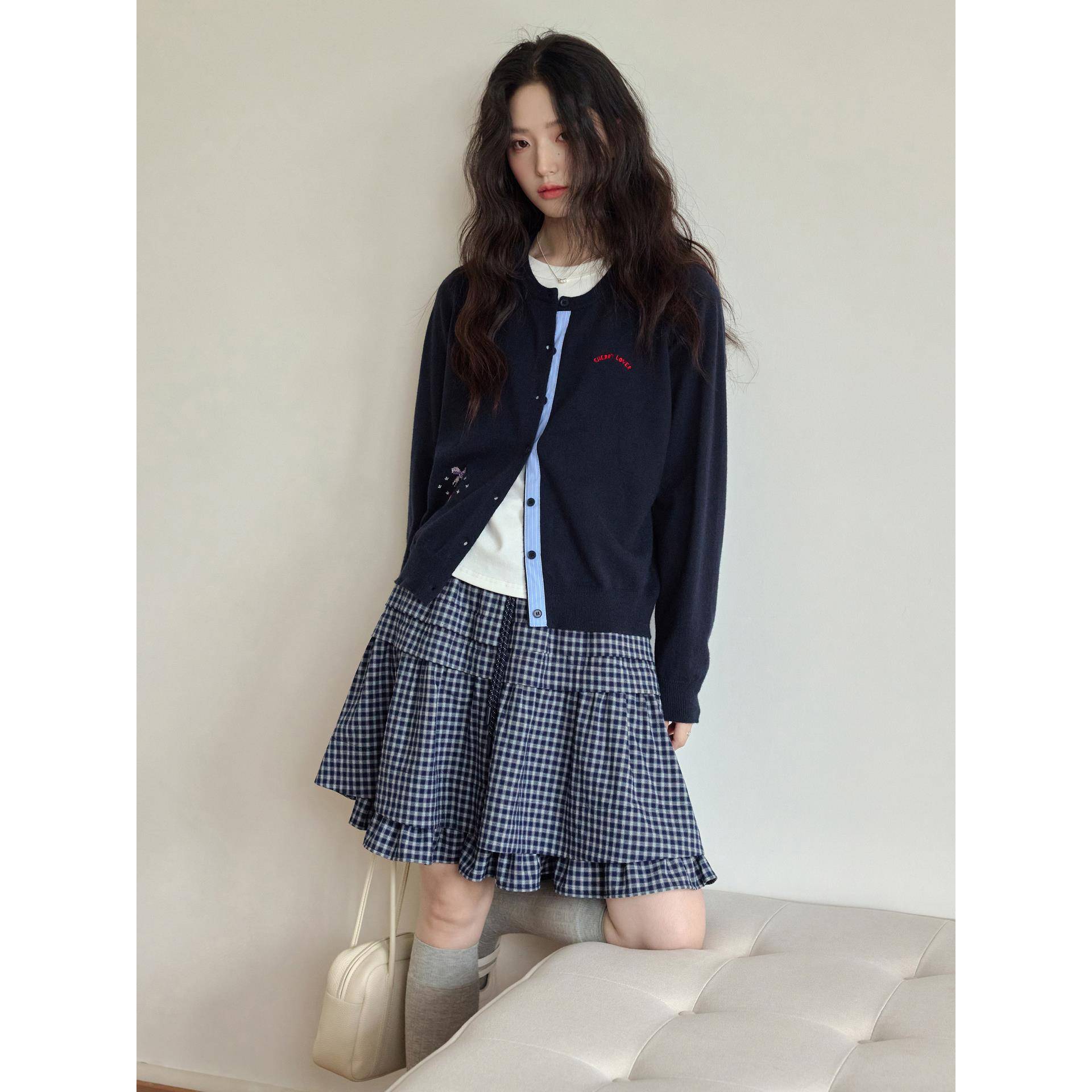 1313樱桃绣花深蓝学院撞色针织开衫2025女秋短款软糯叠穿宽松毛衣