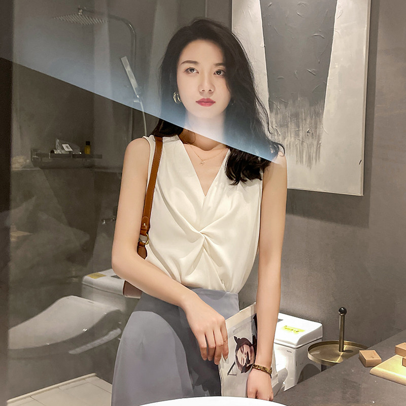 法式V领气质衬衫女通勤简约百搭无袖职业高级感复古缎面西装内搭