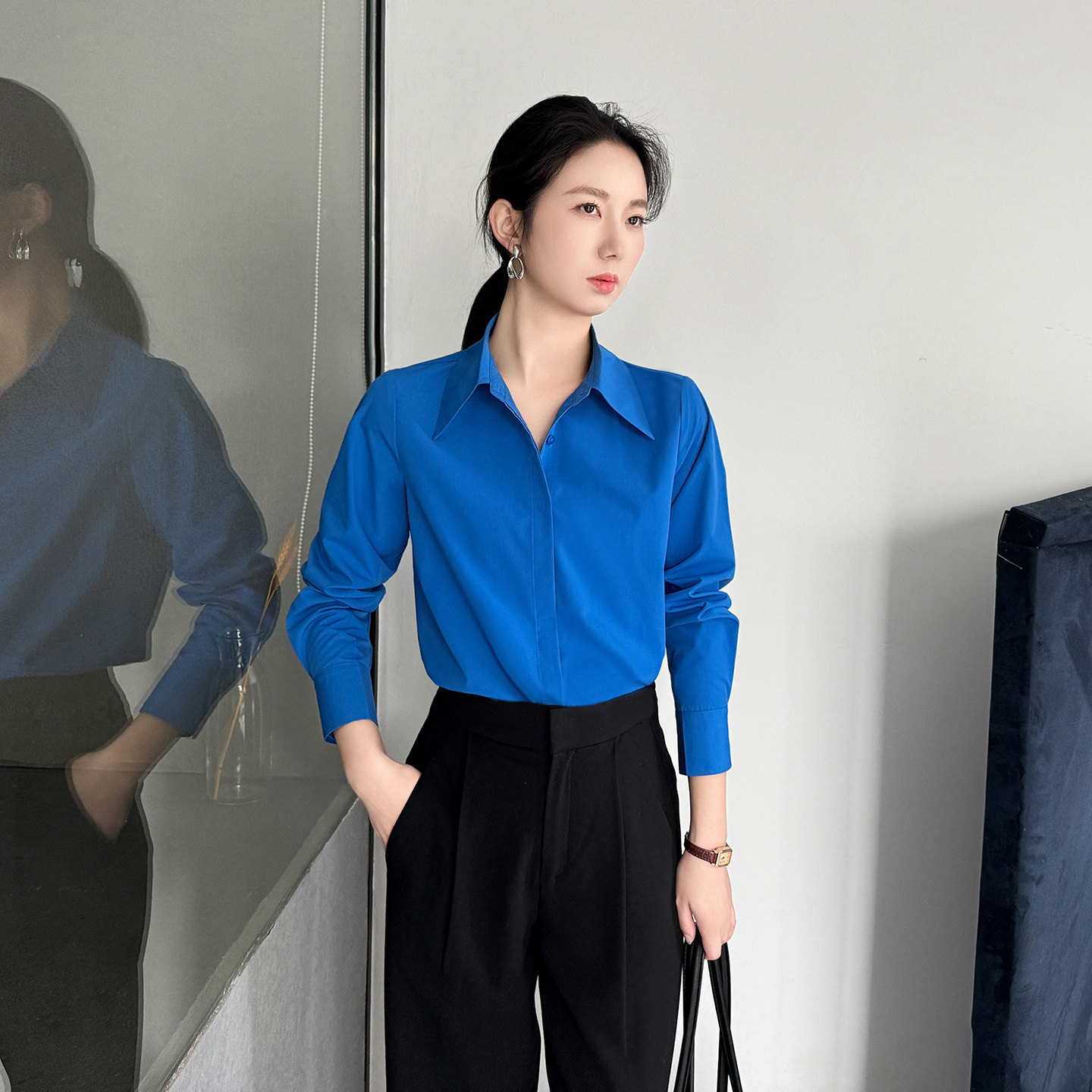 秋季蓝色长袖衬衫女尖领轻奢高级感气质法式简约抗皱职业通勤上衣