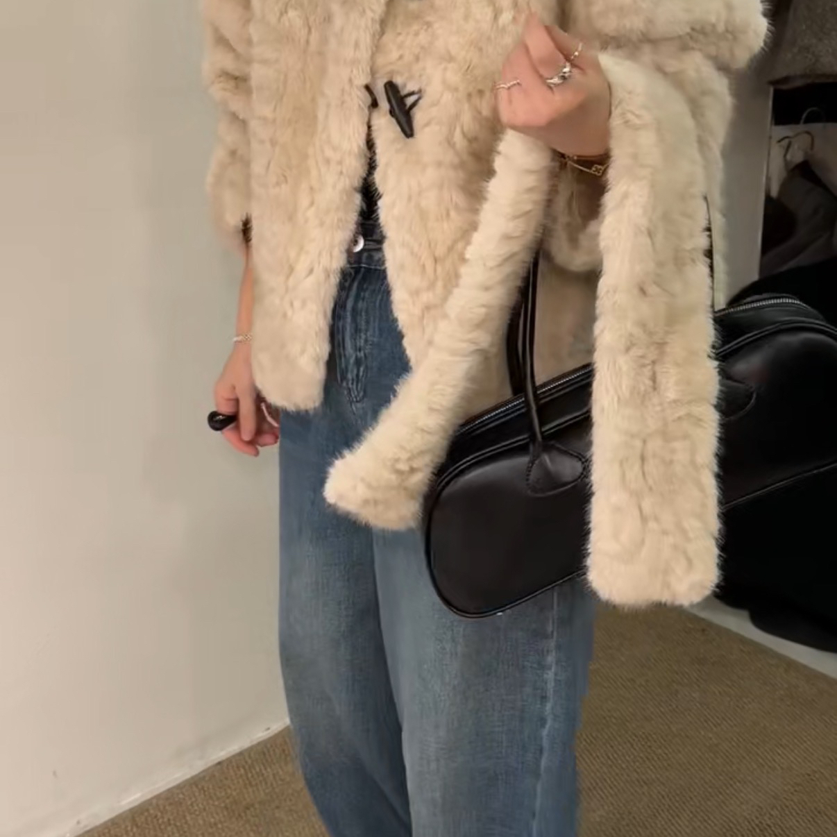 童心领轻熟风显瘦宽松仿皮草纯色大衣短外套(配围脖)YS2-9908