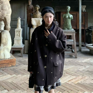 童心工雪国列车刺绣拼接灯芯绒翻领时髦羊毛外套（含45羊毛）1489