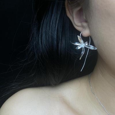 这是一朵含苞待放的鸢尾花耳环