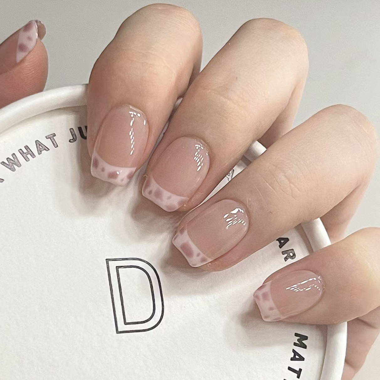 短款手绘粉嫩奶牛纹法式纯手工穿戴甲高级显白纯欲裸色美甲贴片