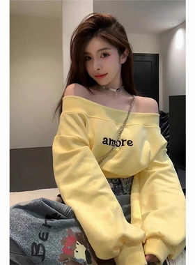 港风辣妹奶黄色一字肩上衣女春季新款设计感小众长袖高腰短款卫衣